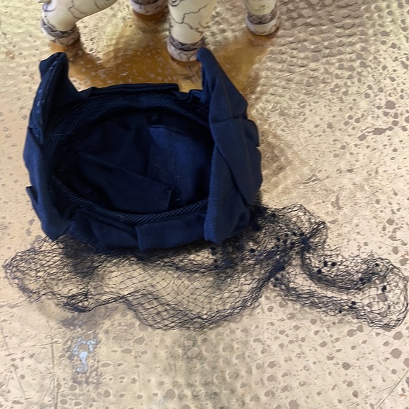 Vintage 1950s Veiled Fascinator in Good Condition - Picture 3 of 5